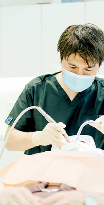 矯正治療を専門に行っており、経験豊富な院長が患者さんの治療・ケアのすべてを担当