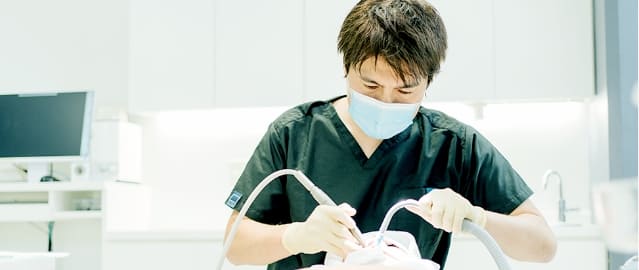 矯正治療を専門に行っており、経験豊富な院長が患者さんの治療・ケアのすべてを担当